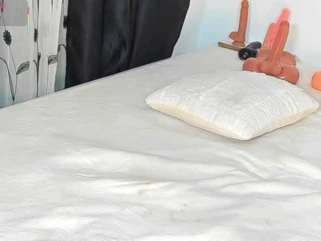 Deliciousbizt live cam on BongaCams
