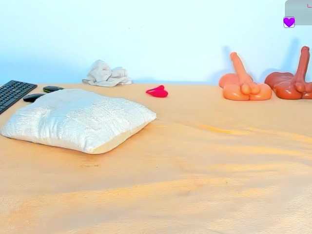 Deliciousbizt live cam on BongaCams