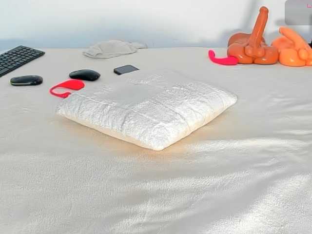 Deliciousbizt live cam on BongaCams