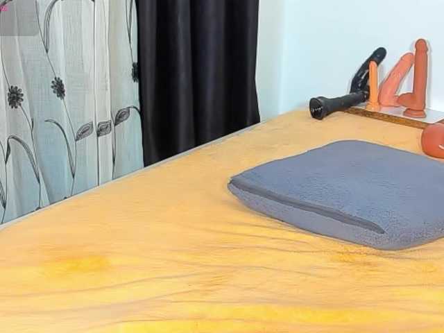 Deliciousbizt live cam on BongaCams