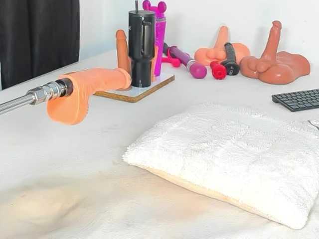 Deliciousbizt live cam on BongaCams