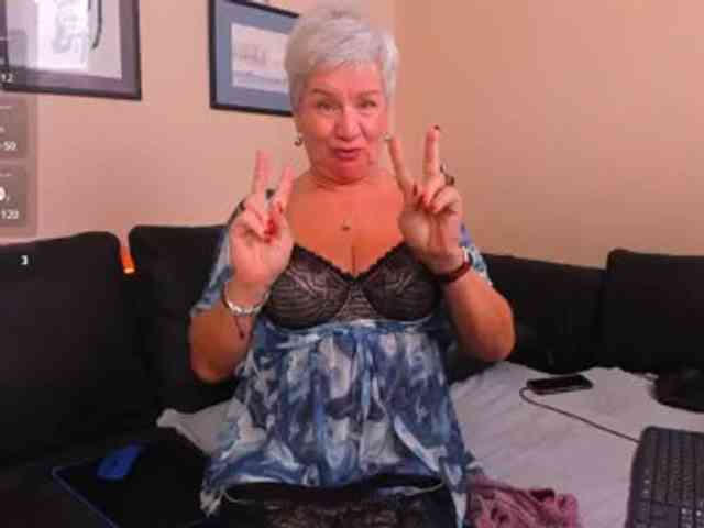 roxana-brooks live female cam on bongacams