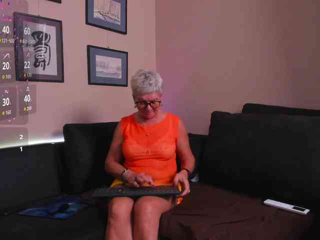 roxana-brooks live female cam on bongacams