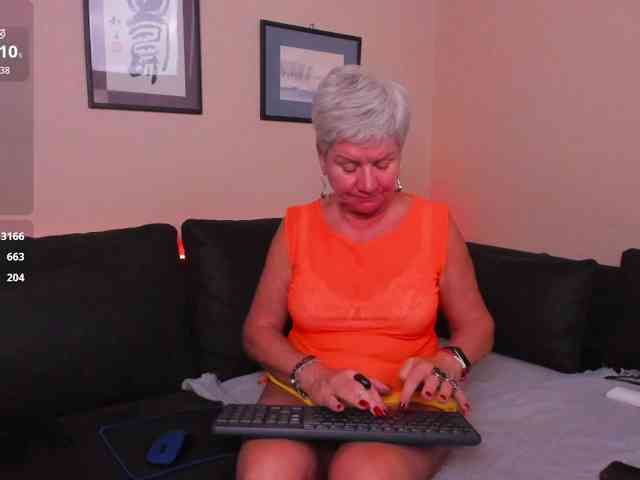 roxana-brooks live female cam on bongacams