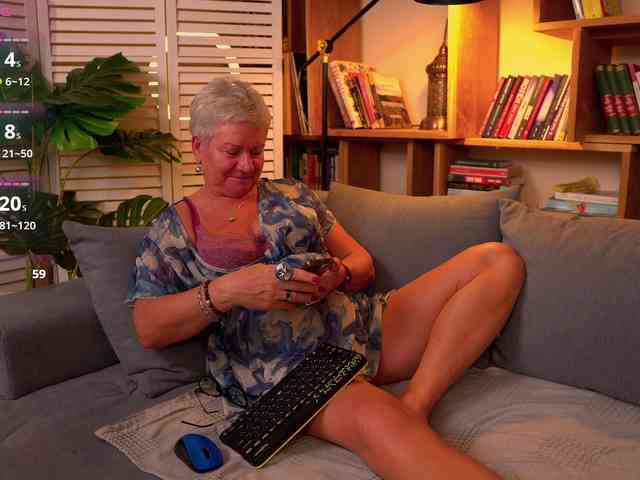 roxana-brooks live female cam on bongacams