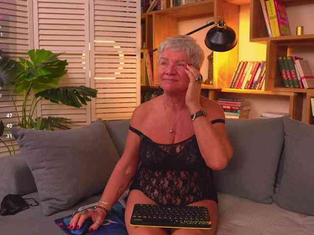 roxana-brooks live female cam on bongacams