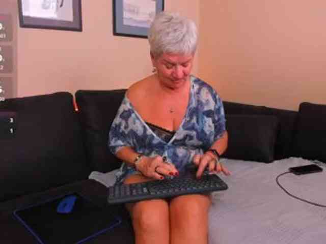 roxana-brooks live female cam on bongacams