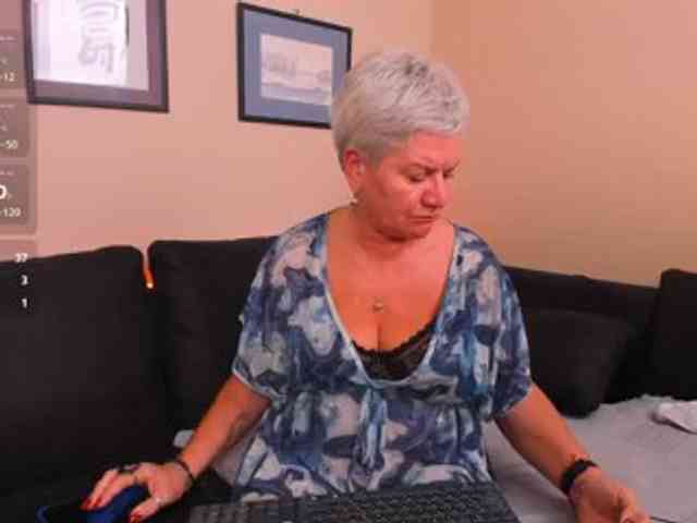 roxana-brooks live female cam on bongacams