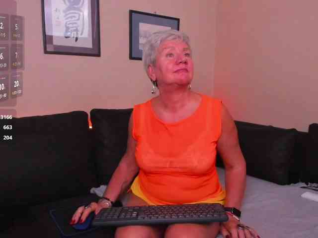 roxana-brooks live female cam on bongacams