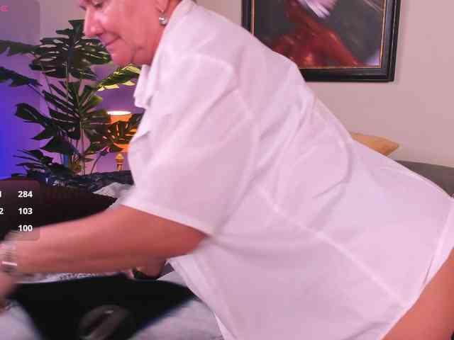 roxana-brooks live female cam on bongacams