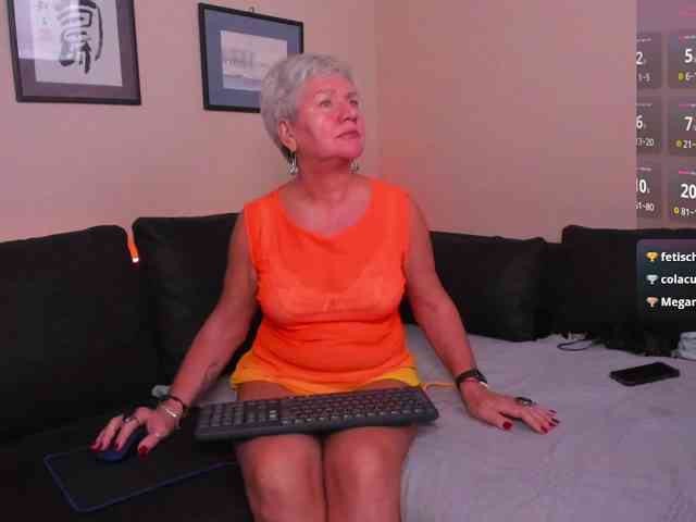 roxana-brooks live female cam on bongacams