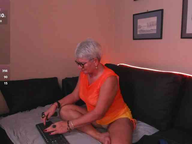 roxana-brooks live female cam on bongacams