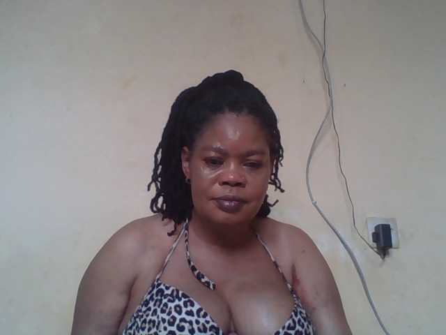 le modèle Sexydove est en webcam porno dans un show sur le site bongacams, il possède les tags suivants: Ebony,Brunette,Hairy