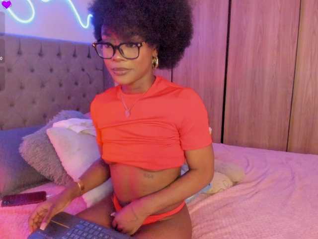 le modèle Miss-west est en webcam porno dans un show sur le site bongacams, il possède les tags suivants: Ebony,Brunette,Trimmed