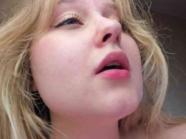 teeencute Live Webcam on BongaCams