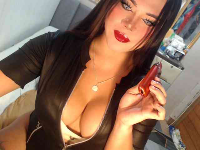 GORGEOUS_CARMEE