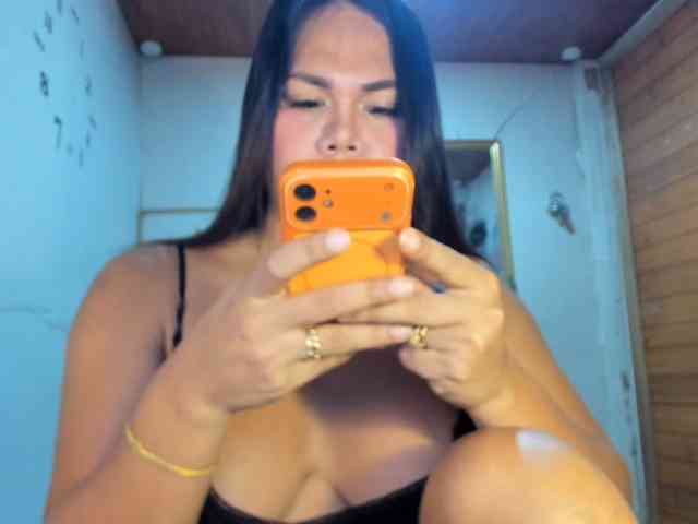 GORGEOUS_CARMEE