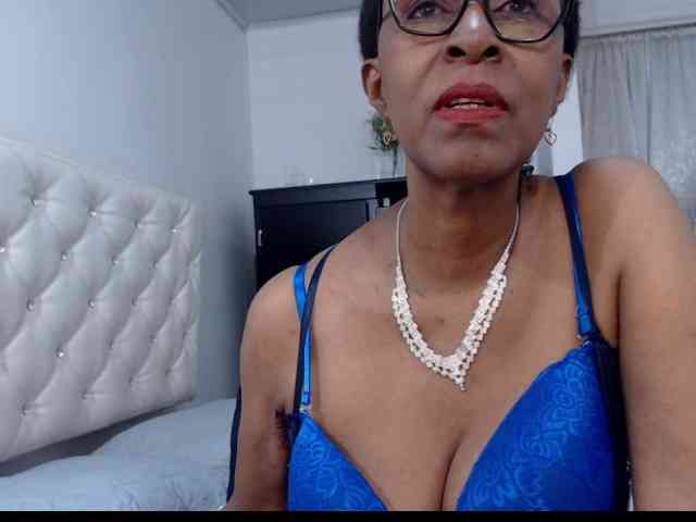 モデル: ebonymilf