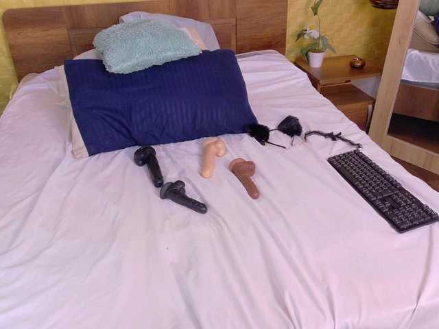 tiny-whore live cam on BongaCams