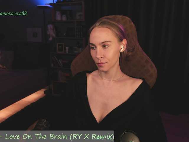 eva-adamova live cam on BongaCams