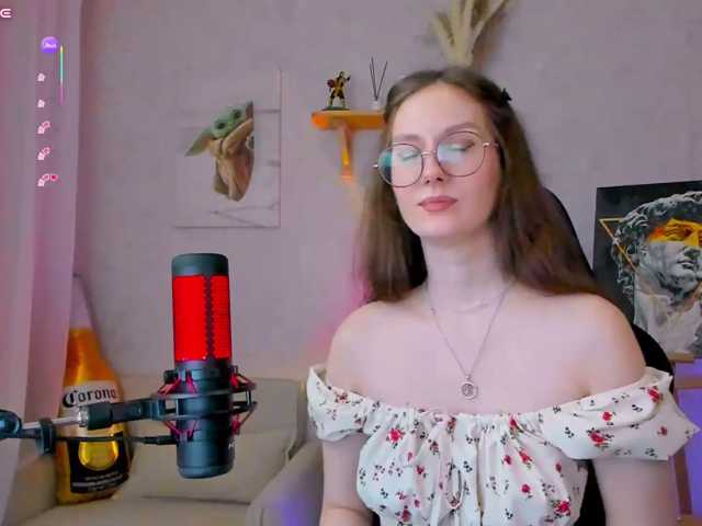 le modèle KiraRumGirl est en webcam porno dans un show sur le site bongacams, il possède les tags suivants: White/Caucasian,Brunette,Shaved