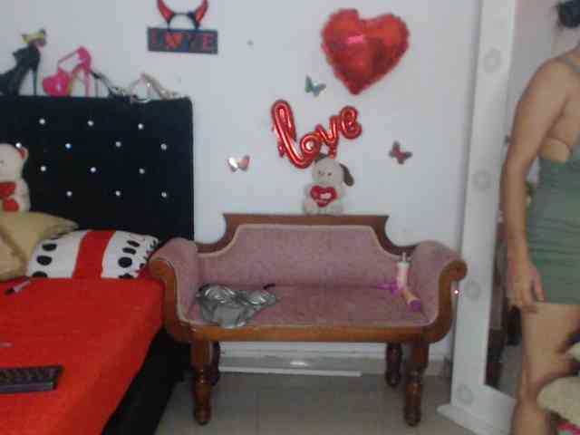 flacapaola11 Live Webcam on BongaCams