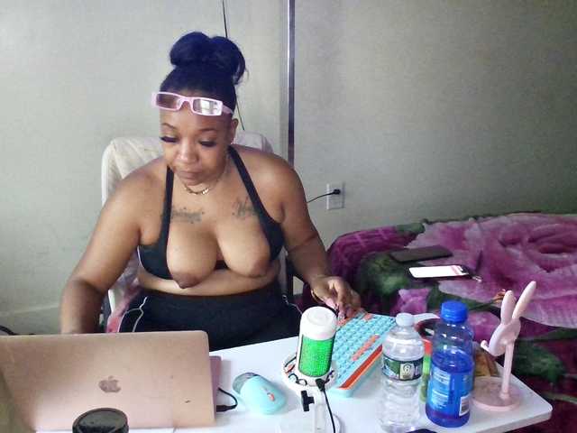 Yasminepretty live cam on BongaCams