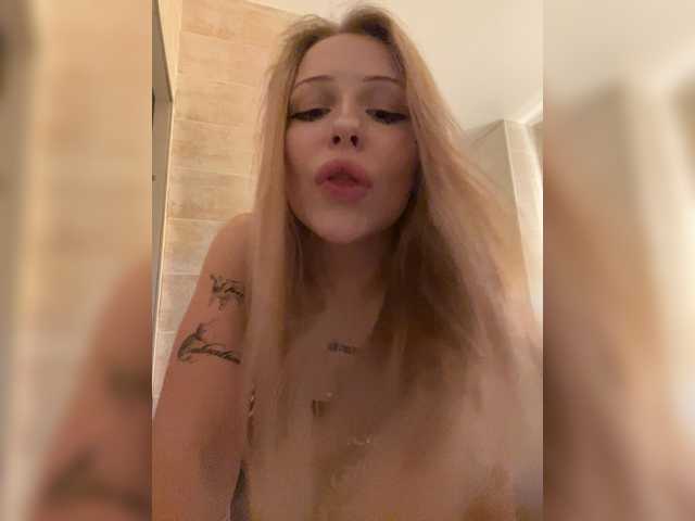 CutieMolly's BongaCams show and profile