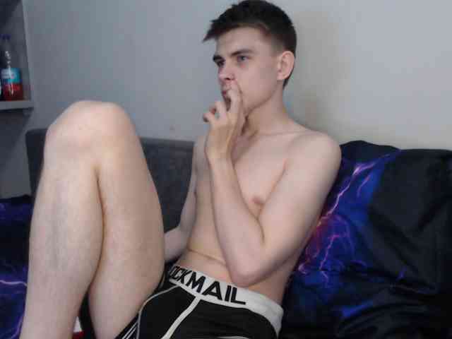 Model ini sedang live sekarang. Twink-Oliver