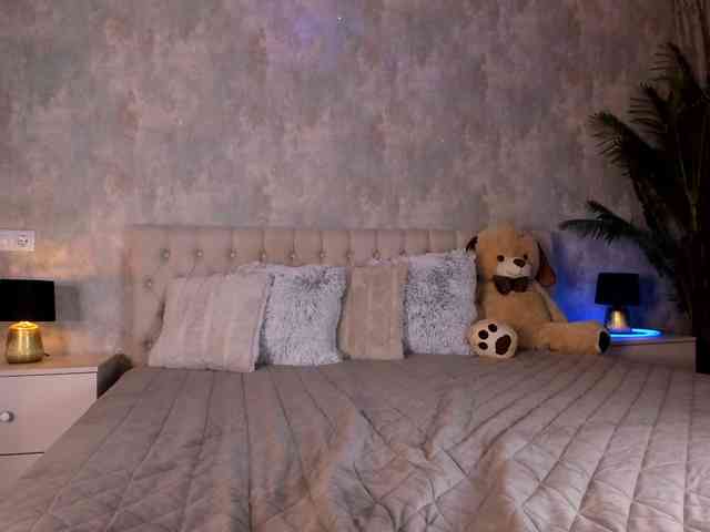Raisa1gee webcam