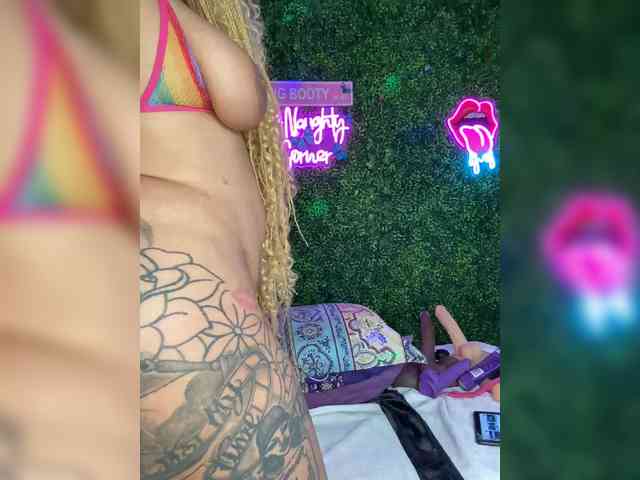 SarenaSoThick webcam