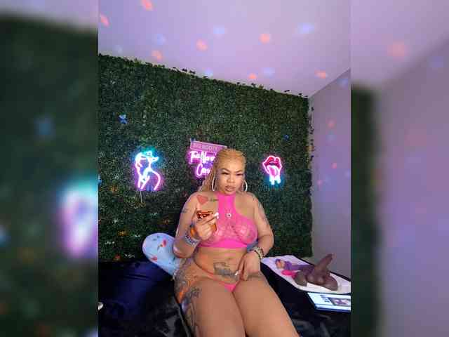 SarenaSoThick webcam