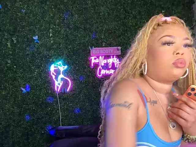 SarenaSoThick webcam