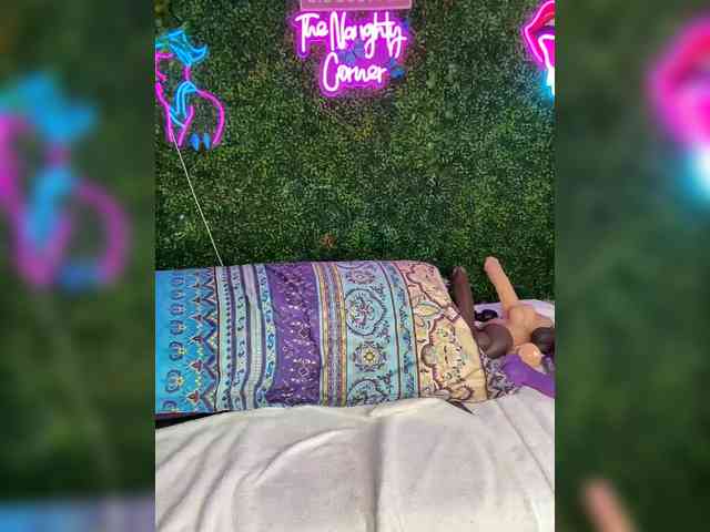 SarenaSoThick webcam