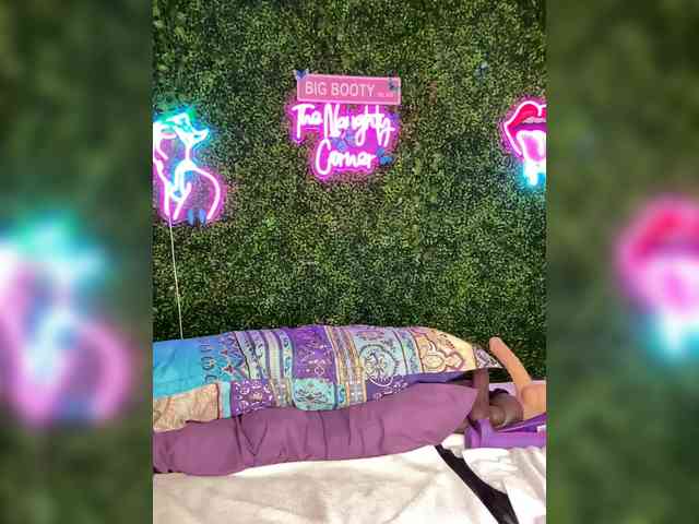 SarenaSoThick webcam