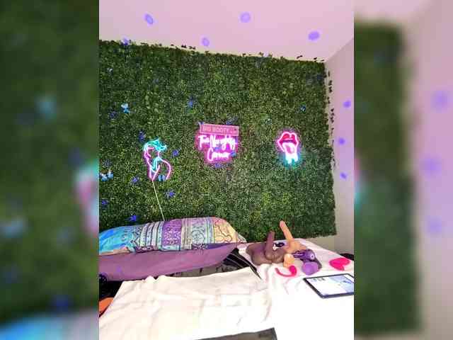 SarenaSoThick webcam