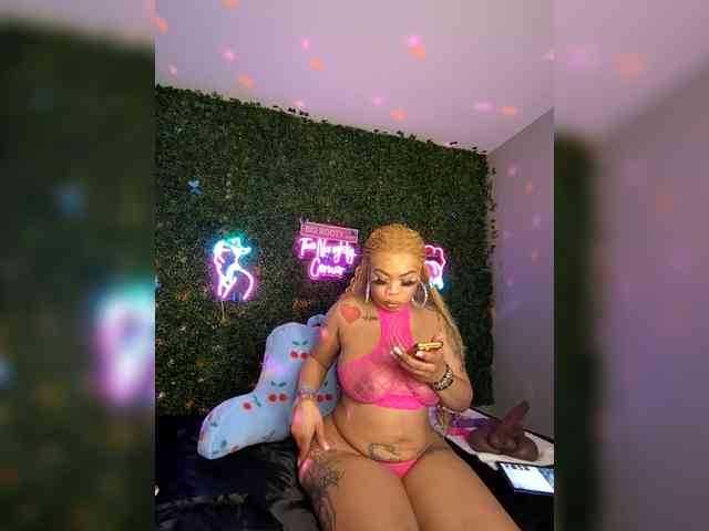 SarenaSoThick webcam
