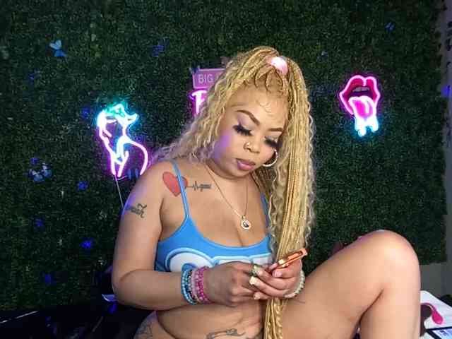 SarenaSoThick webcam