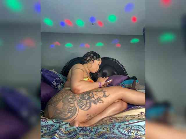 SarenaSoThick webcam