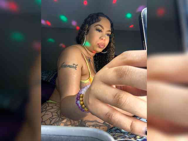 SarenaSoThick webcam
