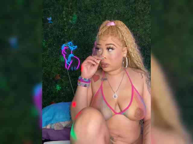 SarenaSoThick webcam