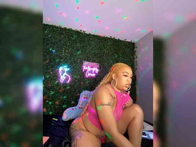 SarenaSoThick webcam