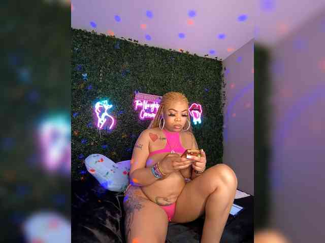 SarenaSoThick webcam