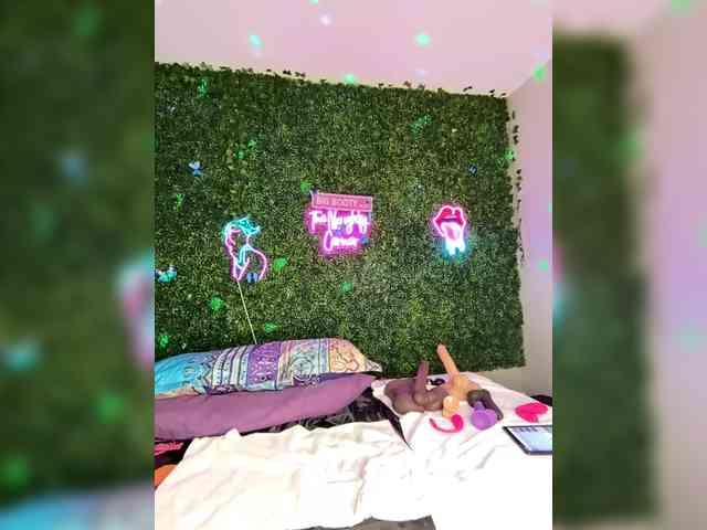 SarenaSoThick webcam