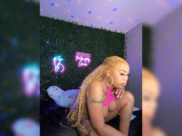SarenaSoThick webcam