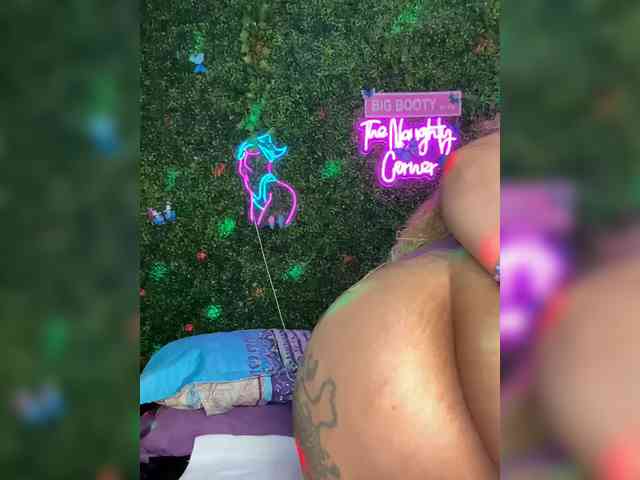 SarenaSoThick webcam