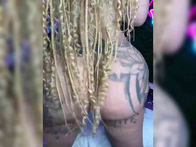 SarenaSoThick webcam