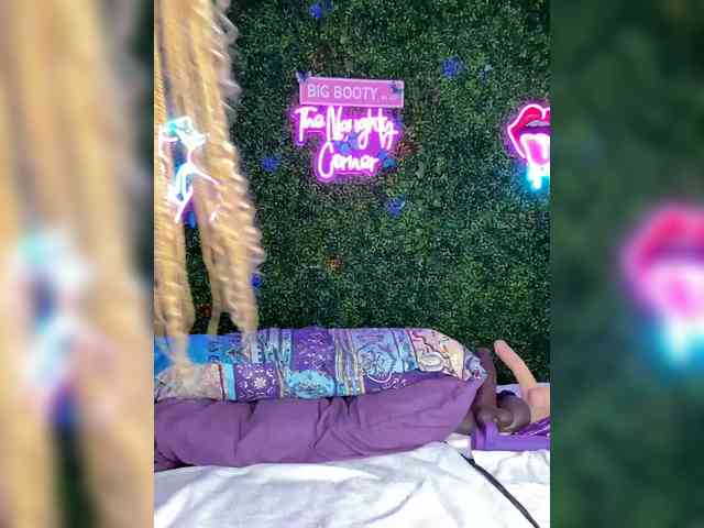 SarenaSoThick webcam