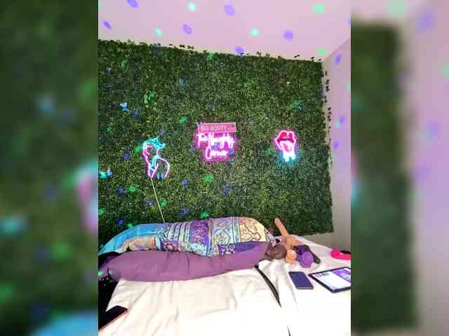 SarenaSoThick webcam