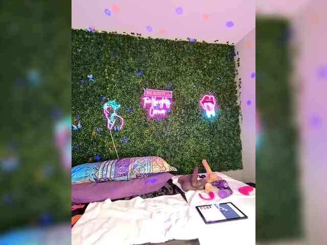 SarenaSoThick webcam